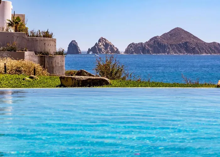 Stunning 2 Bedroom With Ocean Views & Jacuzzi By The