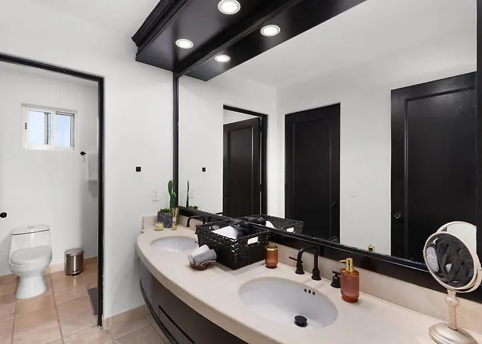 Stunning 2 Bedroom With Ocean Views & Jacuzzi By The *