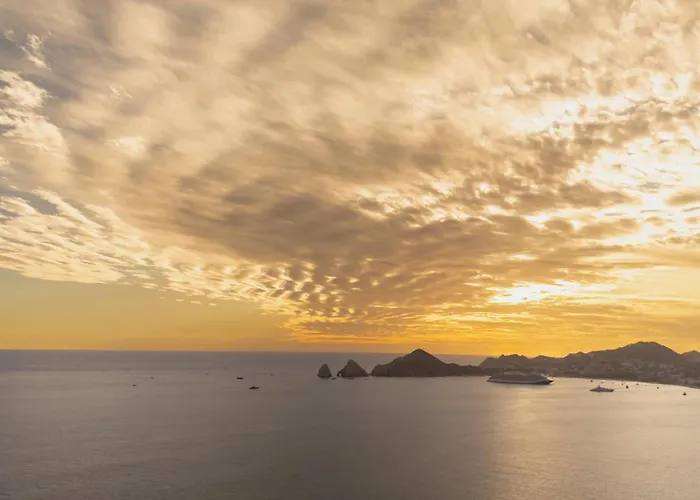 Stunning 2 Bedroom With Ocean Views & Jacuzzi By The Cabo San Lucas
