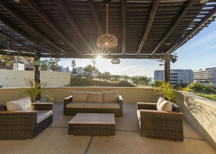 Stunning 2 Bedroom With Ocean Views & Jacuzzi By The