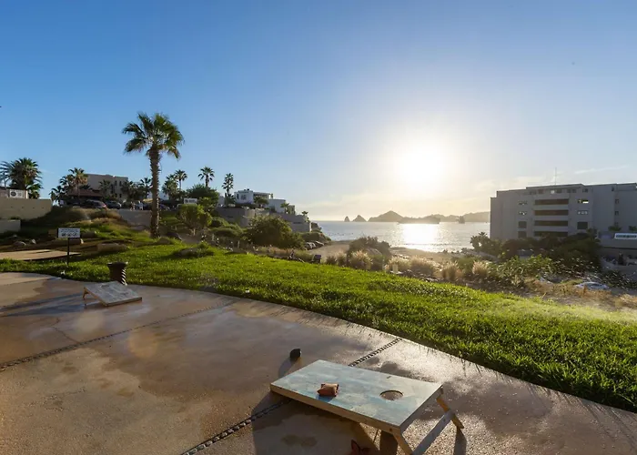 Stunning 2 Bedroom With Ocean Views & Jacuzzi By The