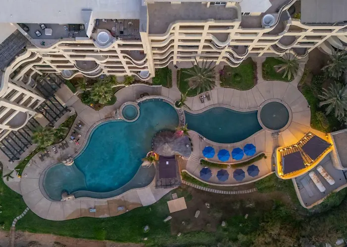 Stunning 2 Bedroom With Ocean Views & Jacuzzi By The